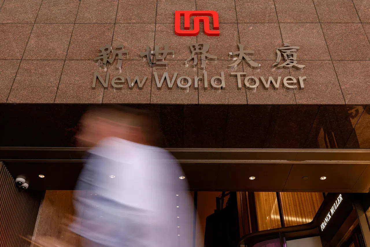 港資輝煌不再，鄭家純籌到“救命錢”，李嘉誠也在打折賣房