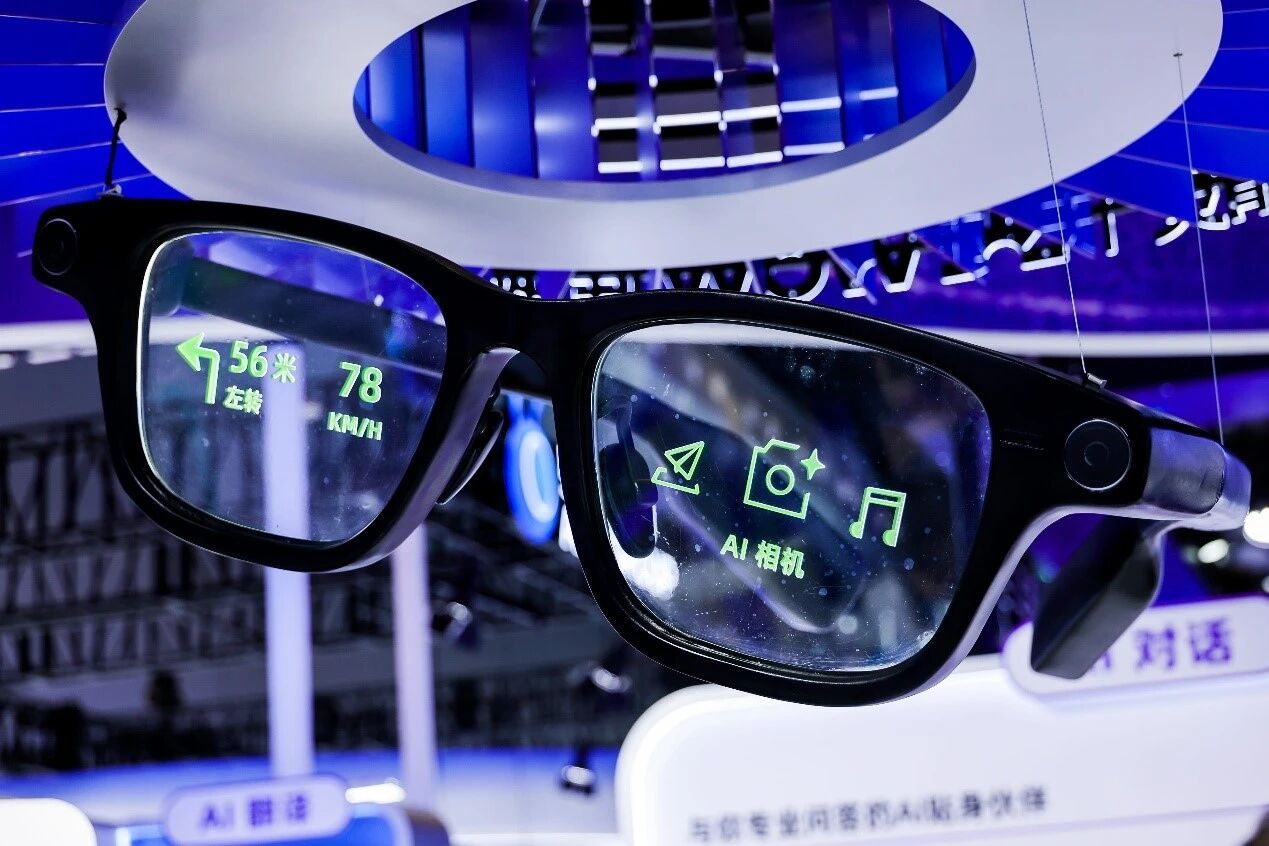 大厂AI硬件竞赛：软硬一体易成，生态入口难夺