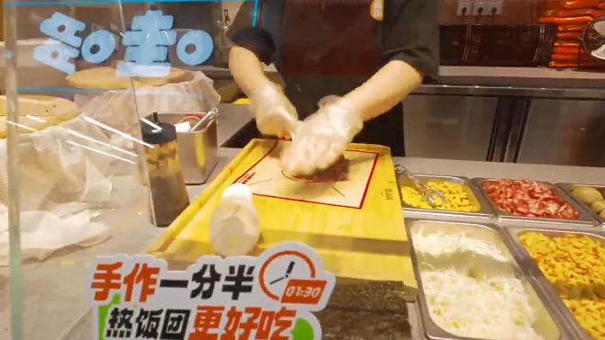 “挤”进商场的街头小吃，能赚到钱吗？