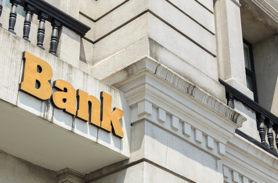 女行长履职一年即离任！郑州银行业绩回暖，地产“包袱”犹存