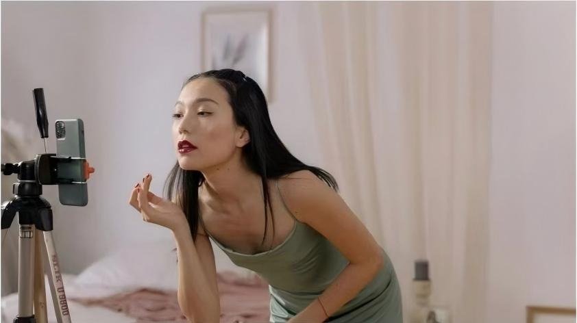 不用 AI 的出海品牌，正在输掉成本战争｜霞光出海实验室