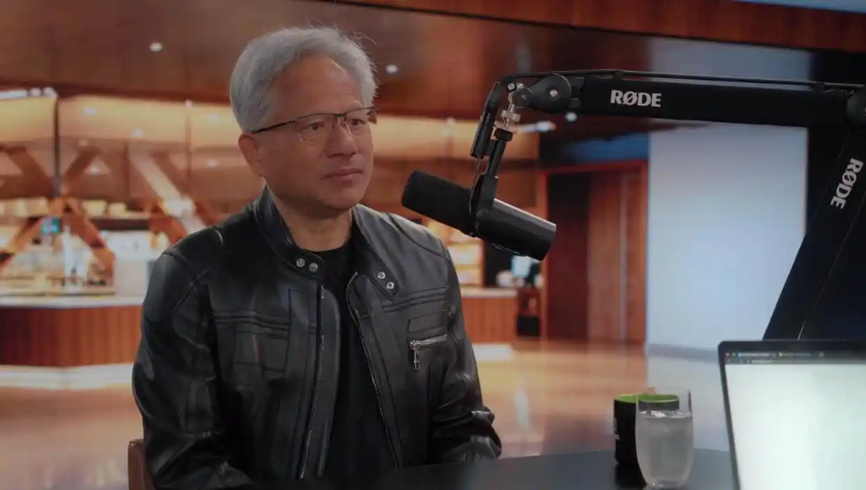 老黄可能开始焦虑了