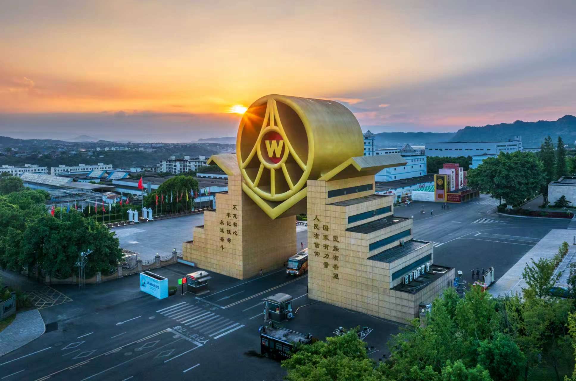 业绩下降与百亿回购背后，五粮液的长期价值变了吗？
