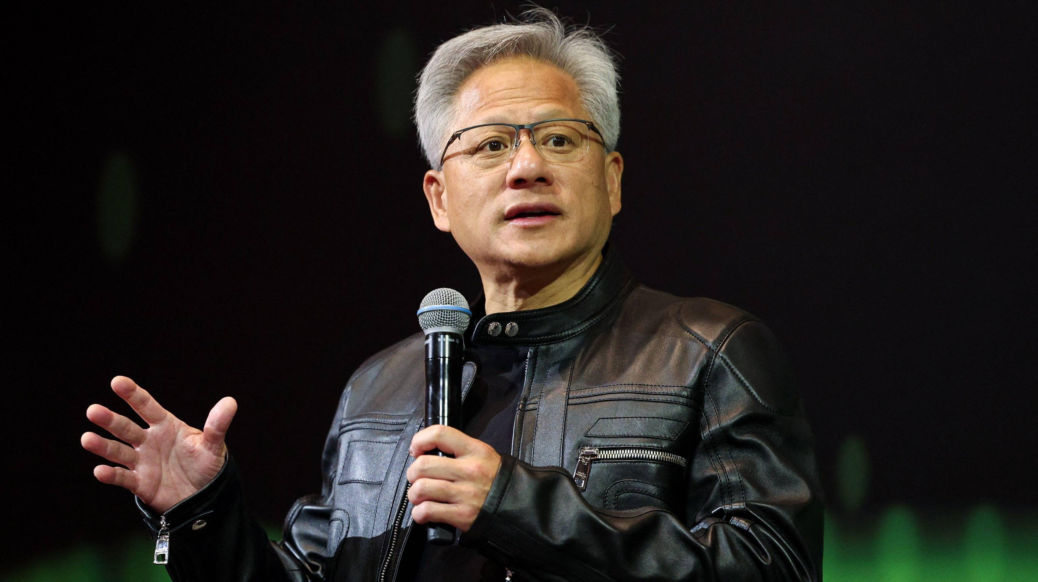 黄仁勋“最后时刻登机”背后：全球AI算力博弈与商业逻辑
