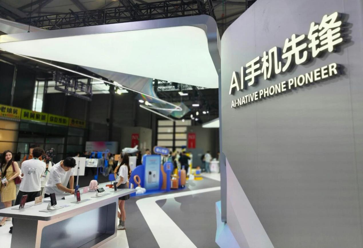 豆包手机扩产、Apple智能补票：厂商疯抢AI手机定义权