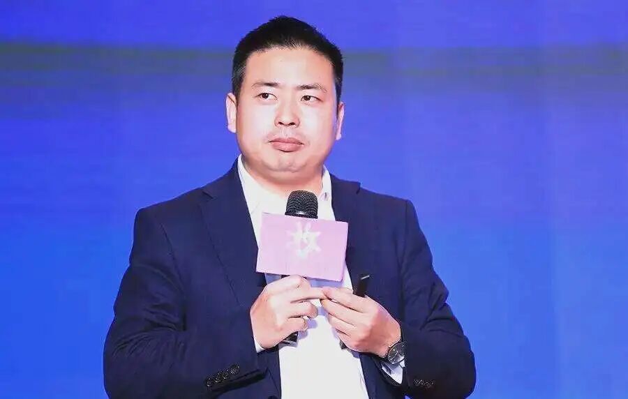 名创和永辉两张牌桌，叶国富怎么坐｜财报眼