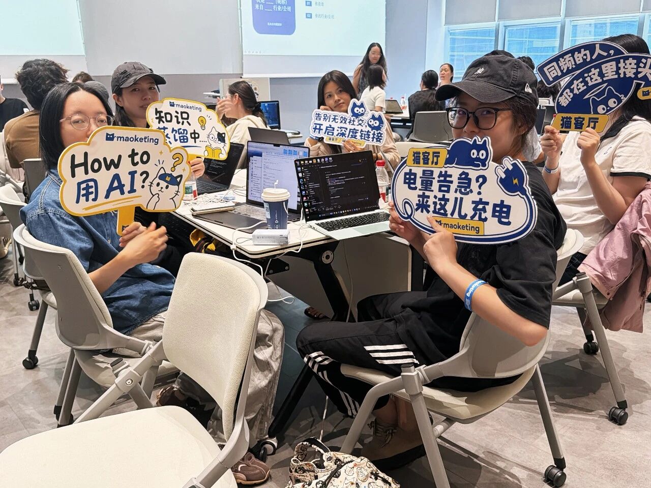 在杭州，这间客厅接待了2万名想学AI的职场人