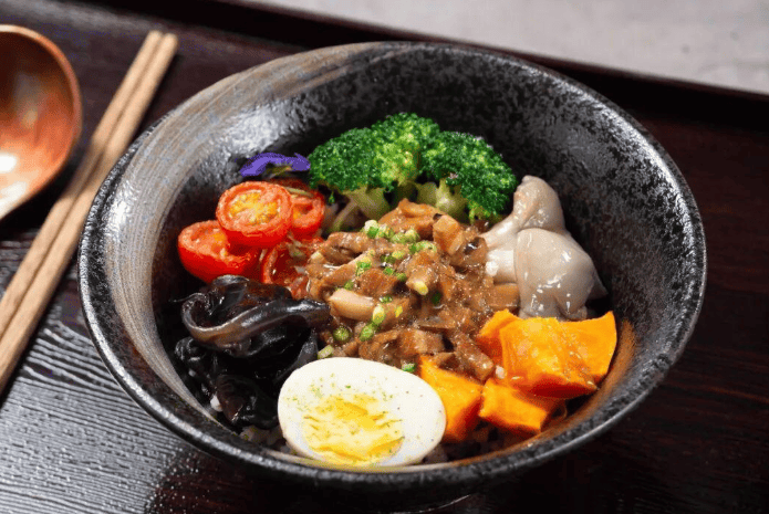 又现奇葩规定？一美食街开快餐店，只能卤肉不能卖米饭