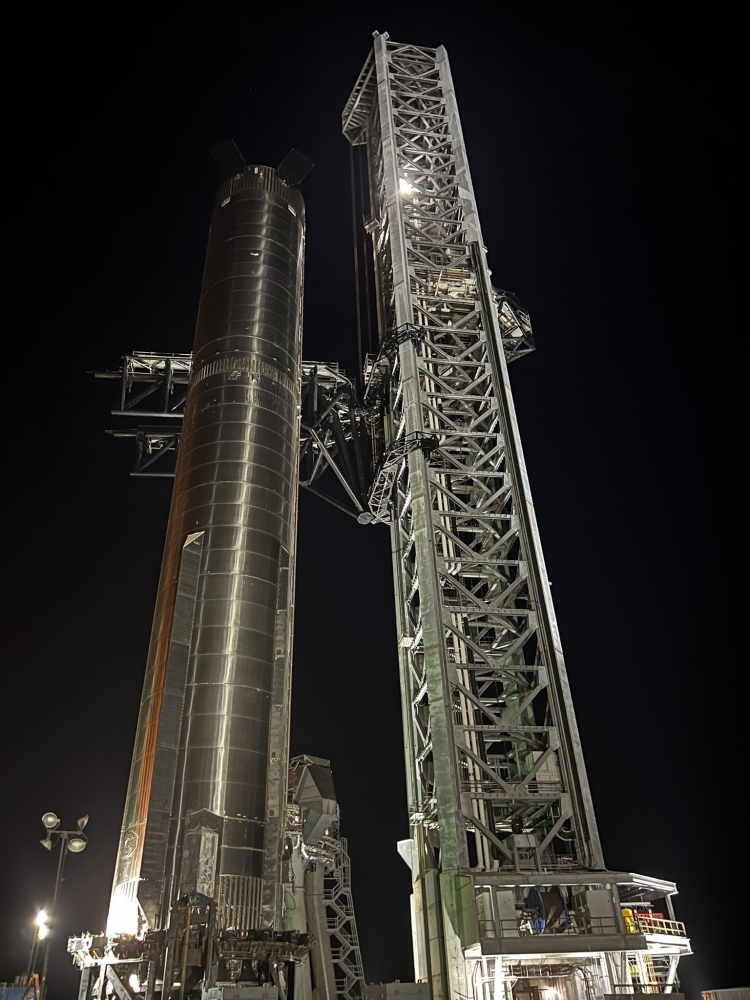 SpaceX终于检查了该助推器并将其运回发射场