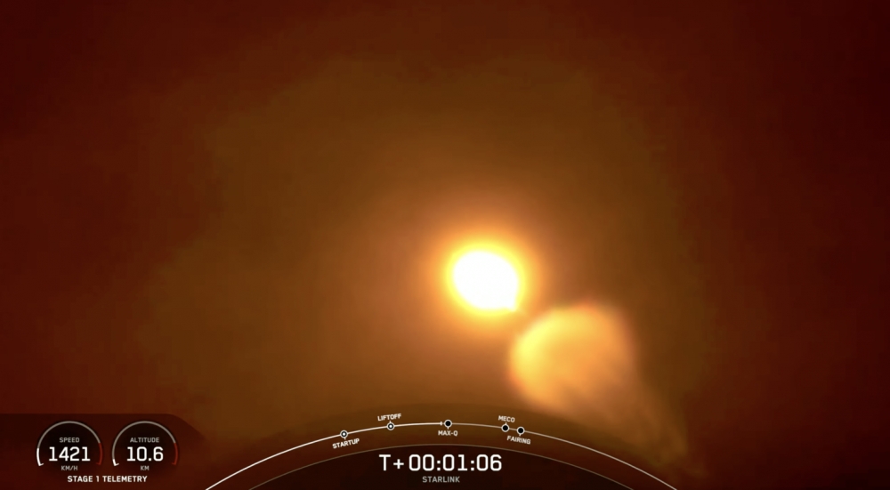 SpaceX火箭在1464km/h的速度下喷出烟圈