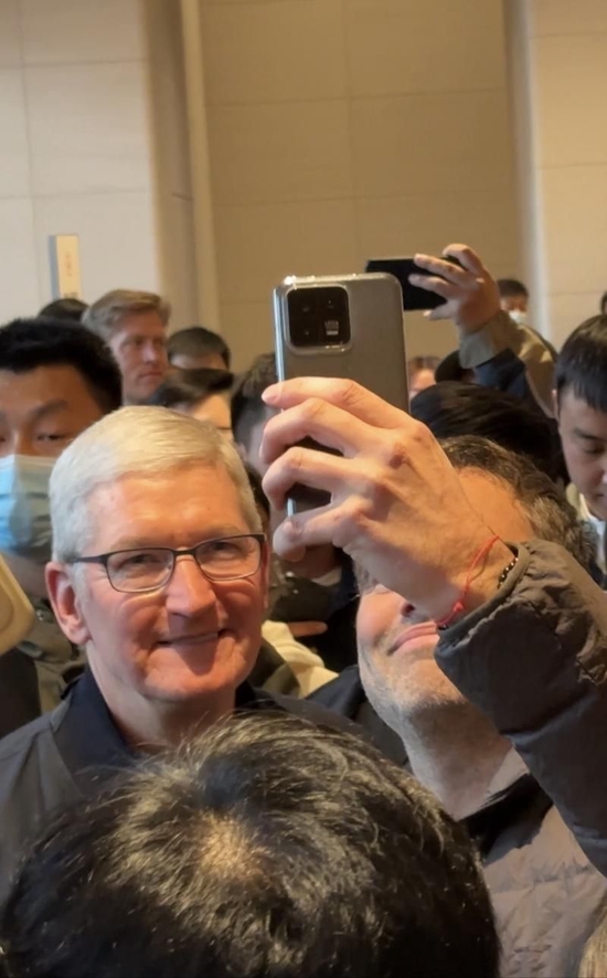 当苹果CEO库克来到北京，面对中国的小米