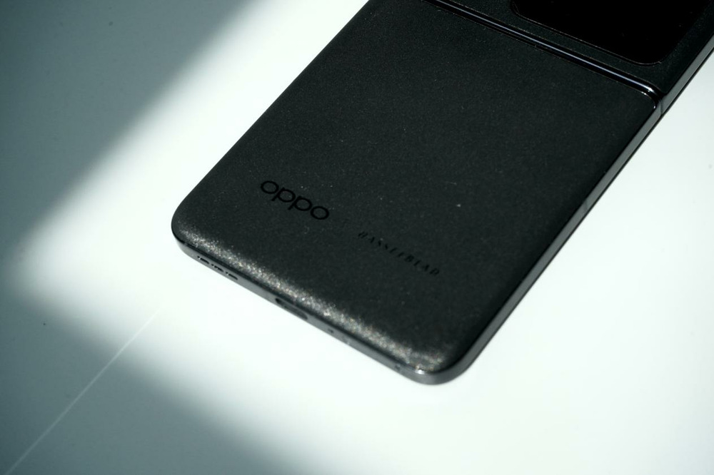 OPPO Find N2 Flip动手玩：轻薄手感，时尚单品