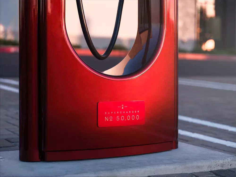 特斯拉第5萬個超充樁亮相：紅色涂裝，配有數字銘牌