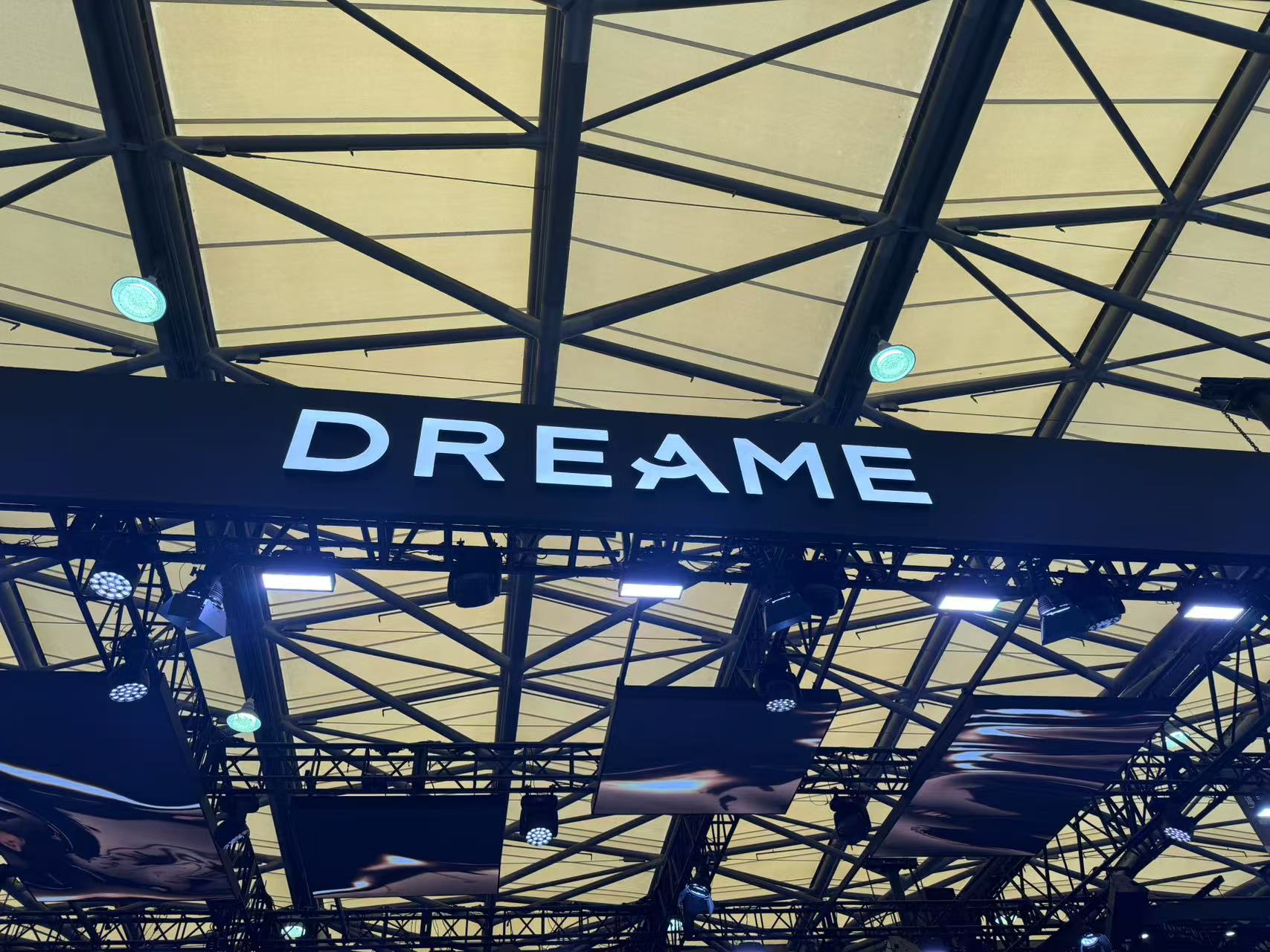 追觅割草机器人亮相AWE2026，以领先技术引领庭院智能化升级