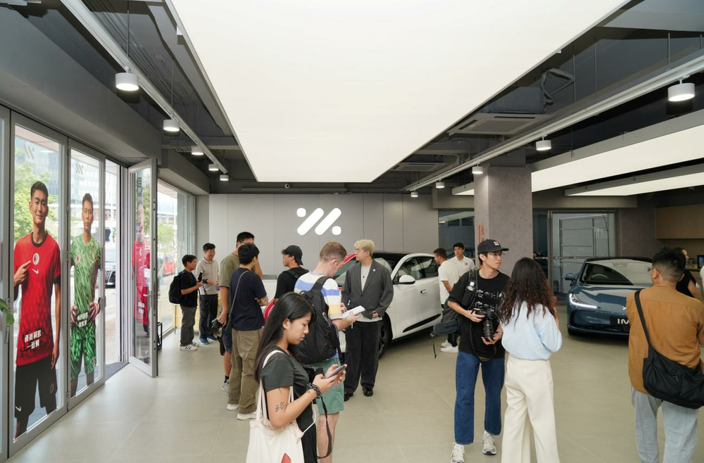 智己汽车牵手香港足球总会，霍启山主场赠车，任达华喜提IM6