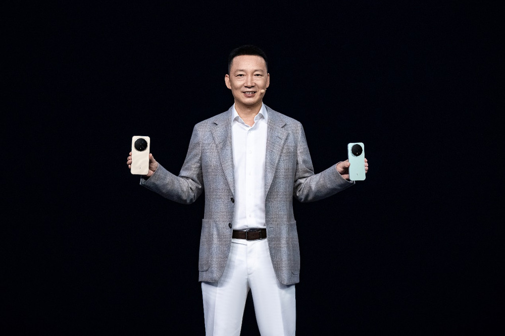 开新局见未来,荣耀发布首款自进化AI原生手机荣耀Magic8系列