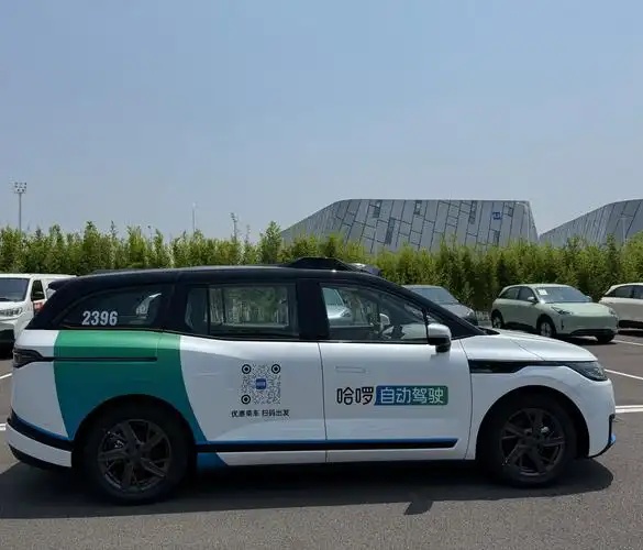 湖南株洲哈啰无人驾驶汽车撞倒路人 当地：交警和救护车已到现场处理