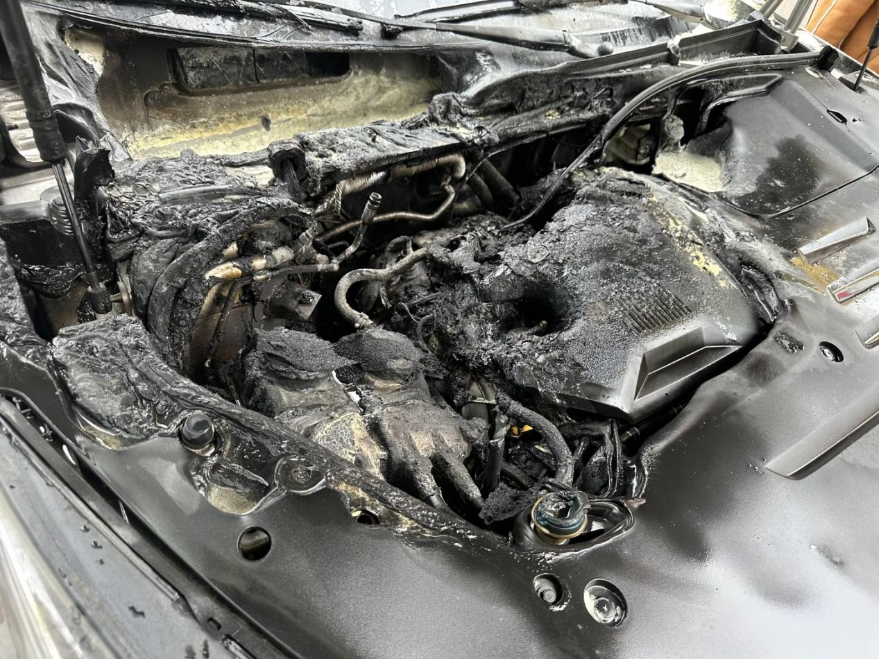 購買僅一年的上汽榮威RX5行駛途中自燃，消防部門排除外部因素