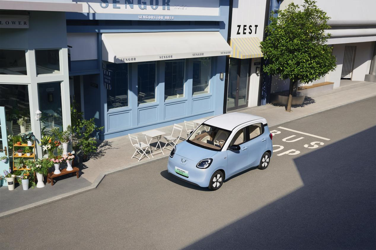 开宏光MINIEV，马上有好运！宏光MINIEV×卡皮巴拉萌趣联名快闪亮相广州