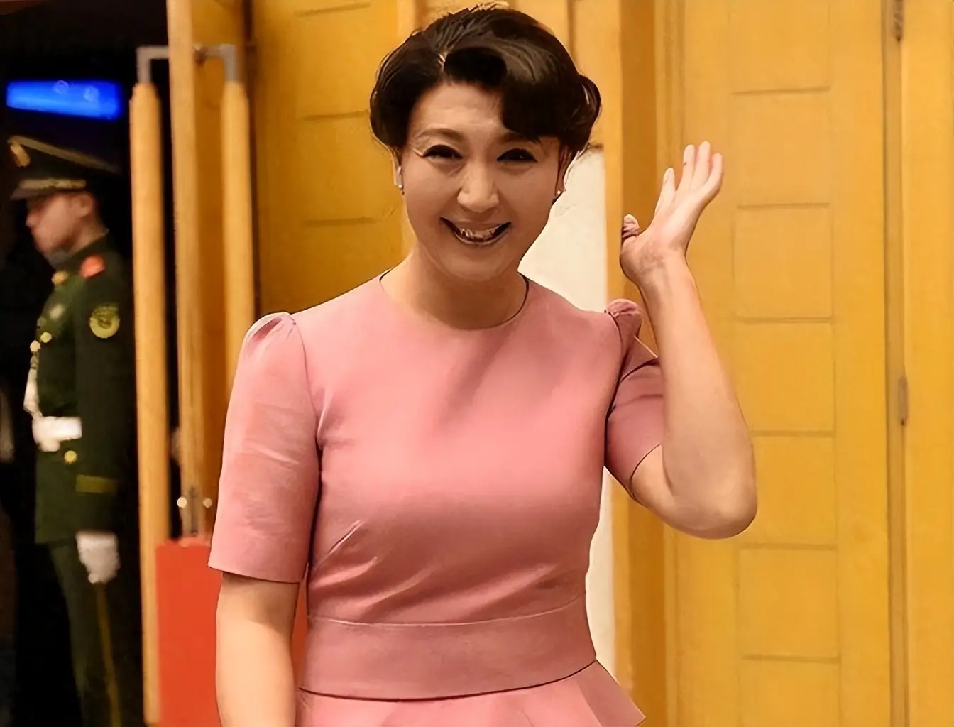 演员闫学晶多平台账号被禁止关注，此前直播言论引争议