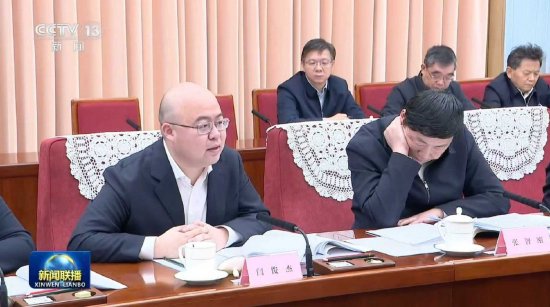 李强主持召开座谈会，MiniMax创始人闫俊杰出席