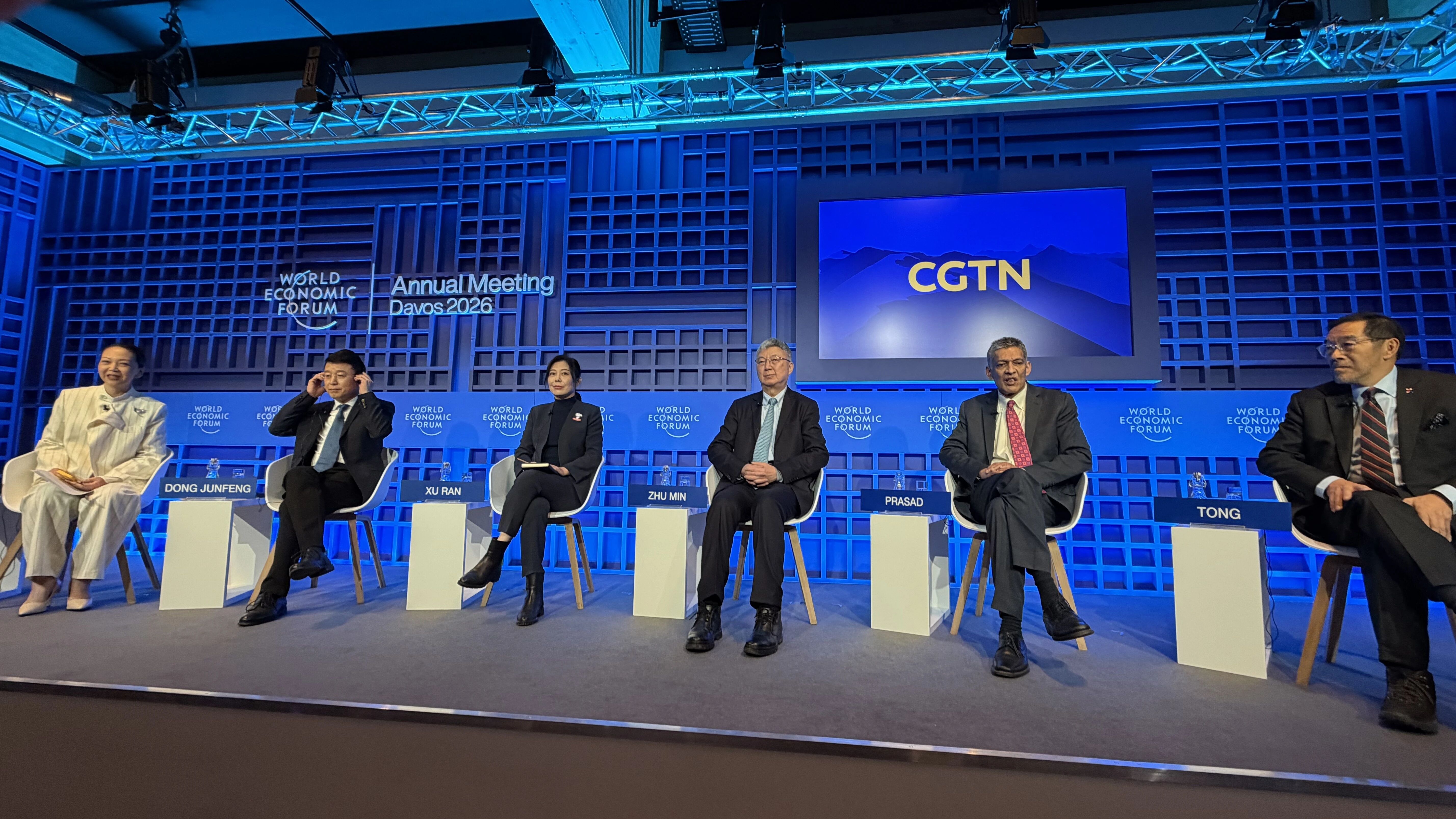 京东达沃斯公布数据：“AI”搜索量去年激增超百倍，AI消费迎来“爆发元年”