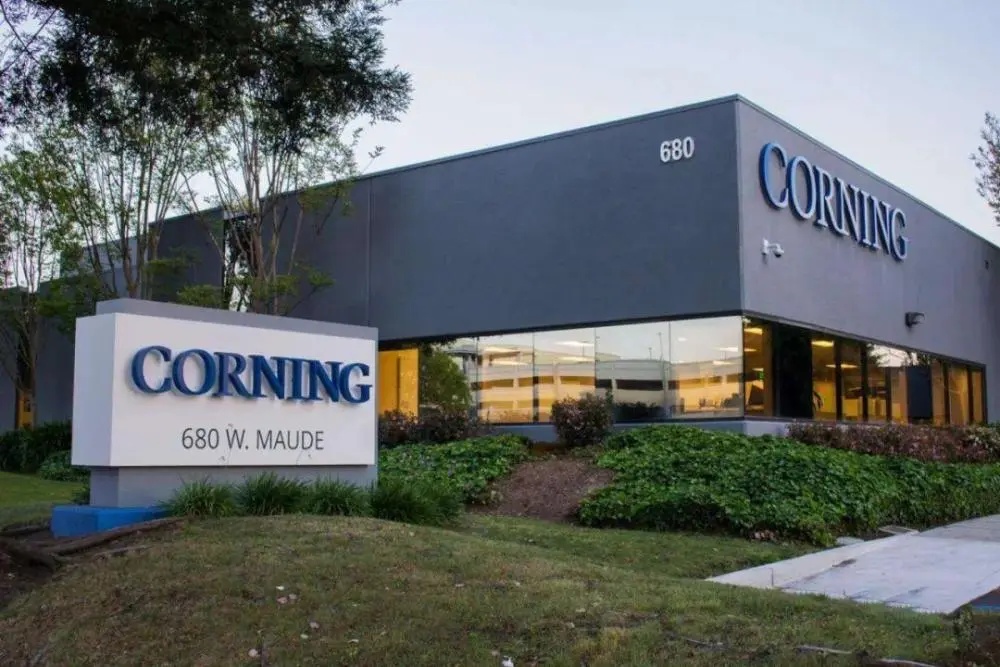 康宁 2025 年核心销售额 164.1 亿美元，同比增长 13%