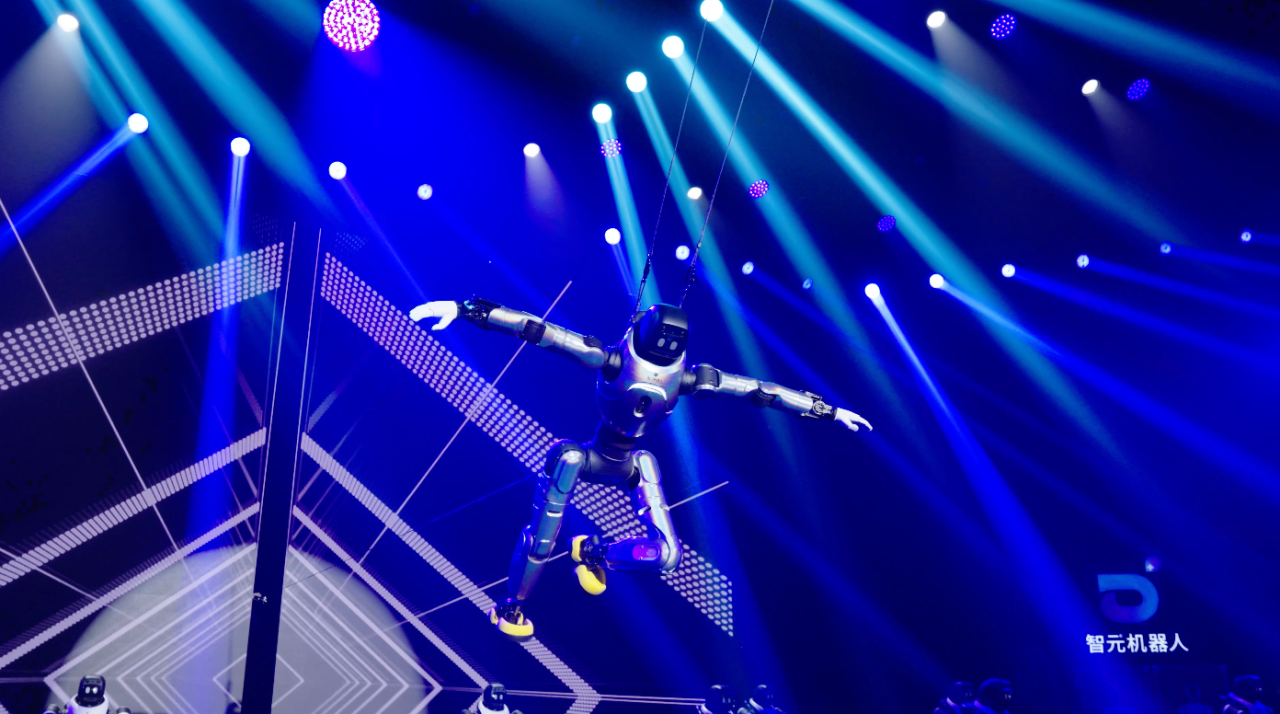 首个大型机器人晚会《机器人奇妙夜》首秀，带来小品魔术等