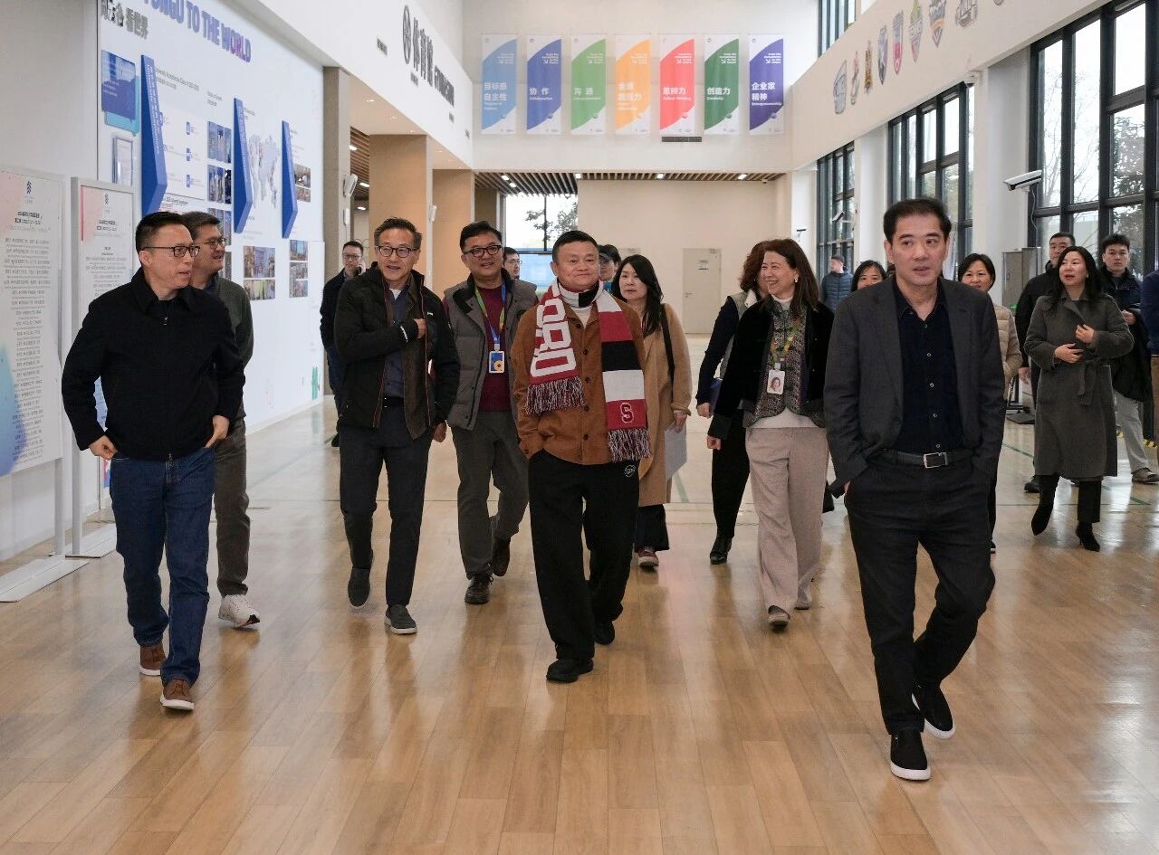 马云现身云谷学校交流AI：核心管理层全部聚齐