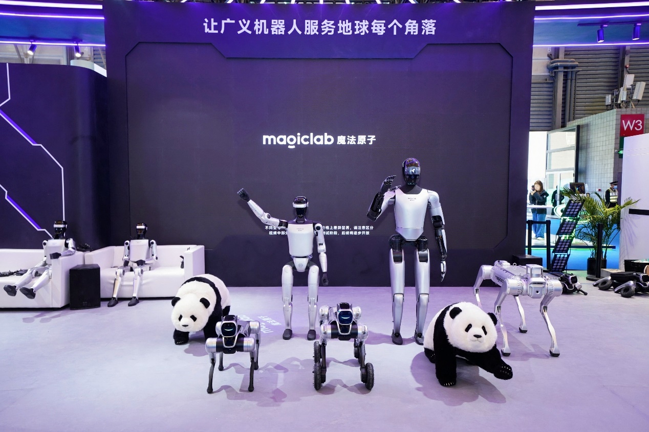 魔法原子亮相AWE：携春晚机器人国内首秀，领跑具身智能全场景时代