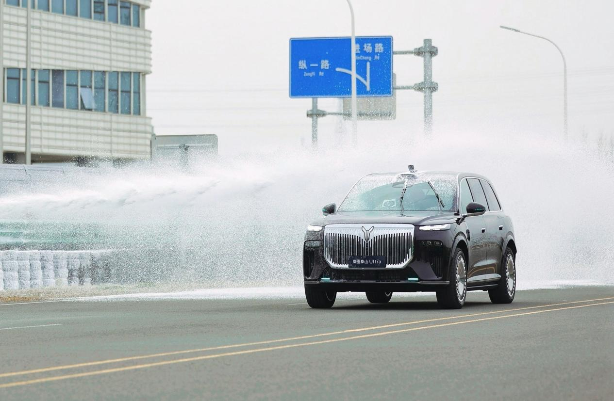 岚图泰山黑武士太敢测！胡军坐副驾惊出15个表情包