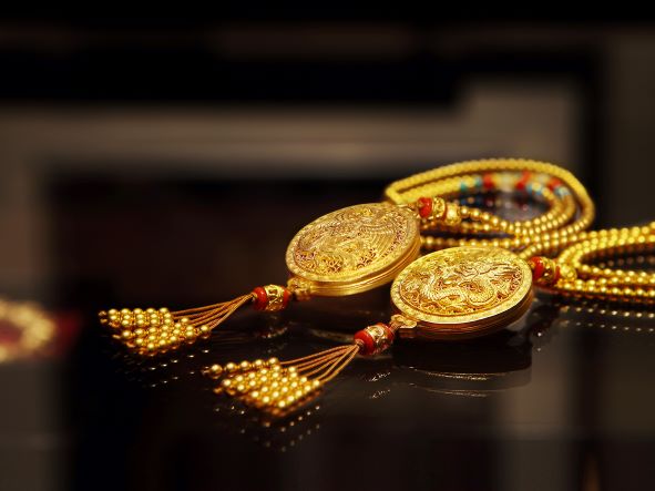 老铺黄金2025年营收达273亿元同比增221%，毛利率重回40%以上