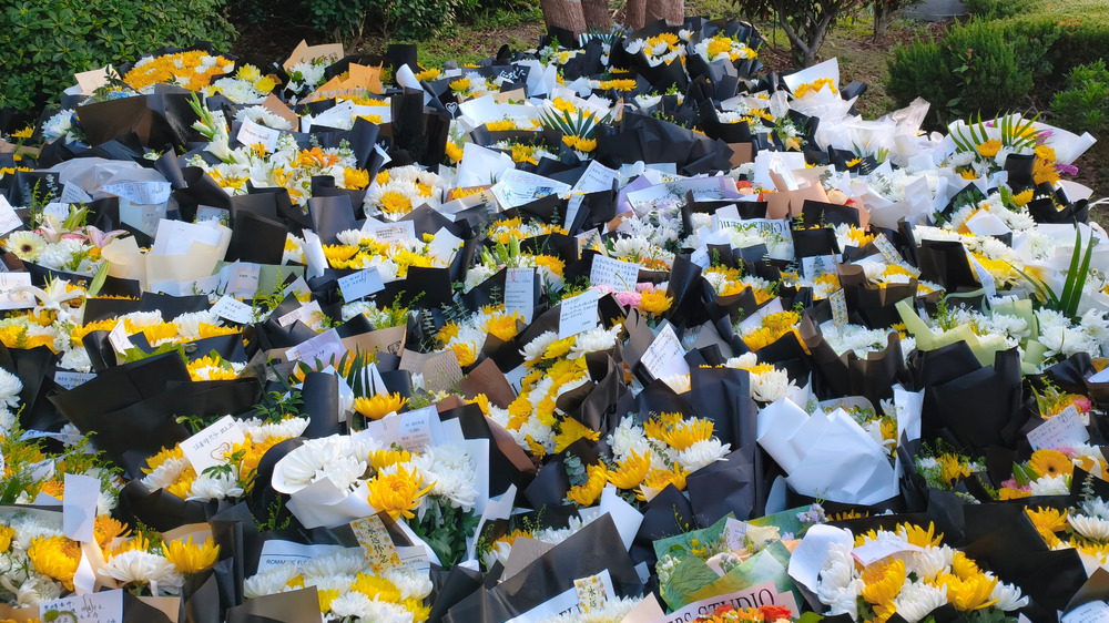 张雪峰追悼会在苏州殡仪馆举行，大量群众前来送行（组图）