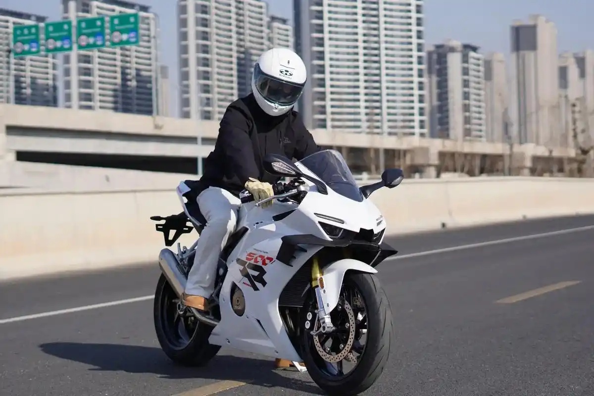 张雪机车创始人20年前纪录片刷屏：从修车穷小子到冠军缔造者