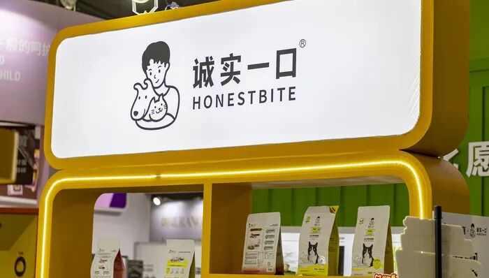 诚实一口合作主播称代言人“奇丑无比”“三线明星”，遭代言人经纪公司解约