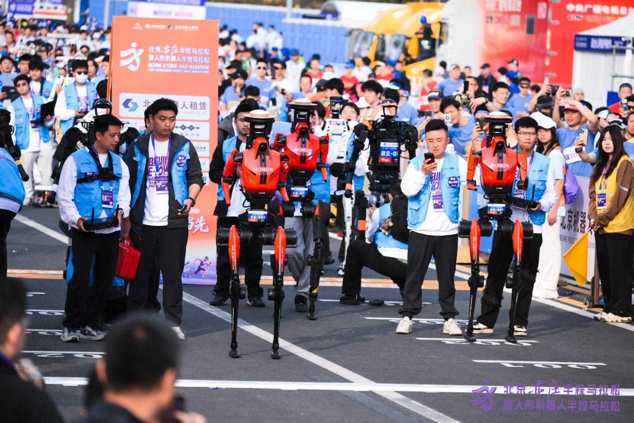 智领世界，联通未来！中国联通5G-A全方位护航人形