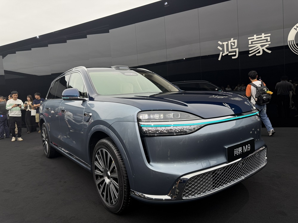 问界回应台州M9事故：前车掉落的大块部件导致车辆起火