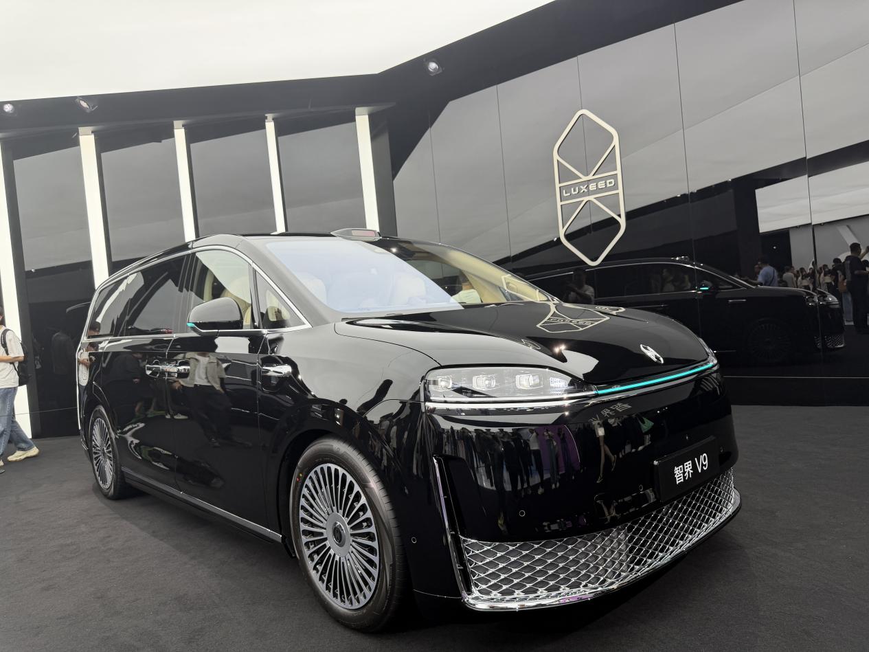 预售价39.98万元起，余承东称智界V9为“MPV中的MVP”