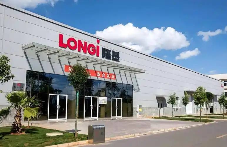 隆基绿能年营收703亿：净亏64亿