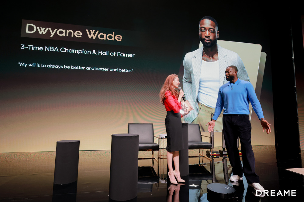 德怀恩·韦德现身追觅硅谷发布会，上演“迷踪步”式扫地机避障挑战