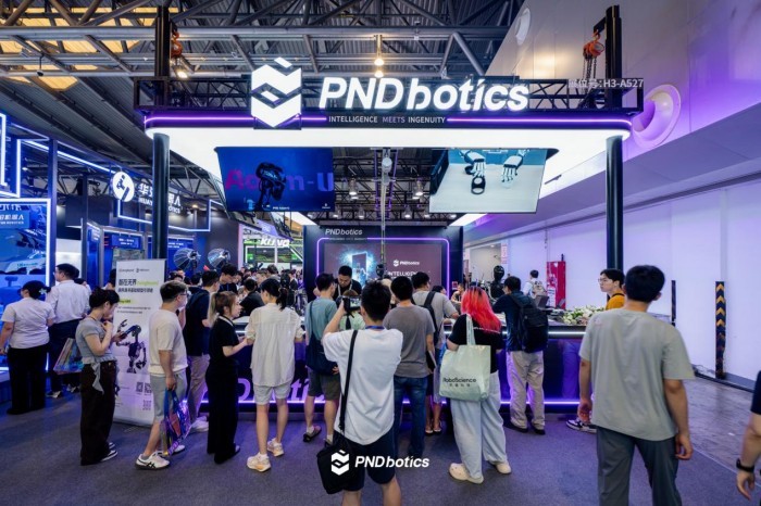 PNDbotics亮相WAIC2026：全尺寸人形机器人首秀“走楼梯”，双模型同台验证具身智能新生态
