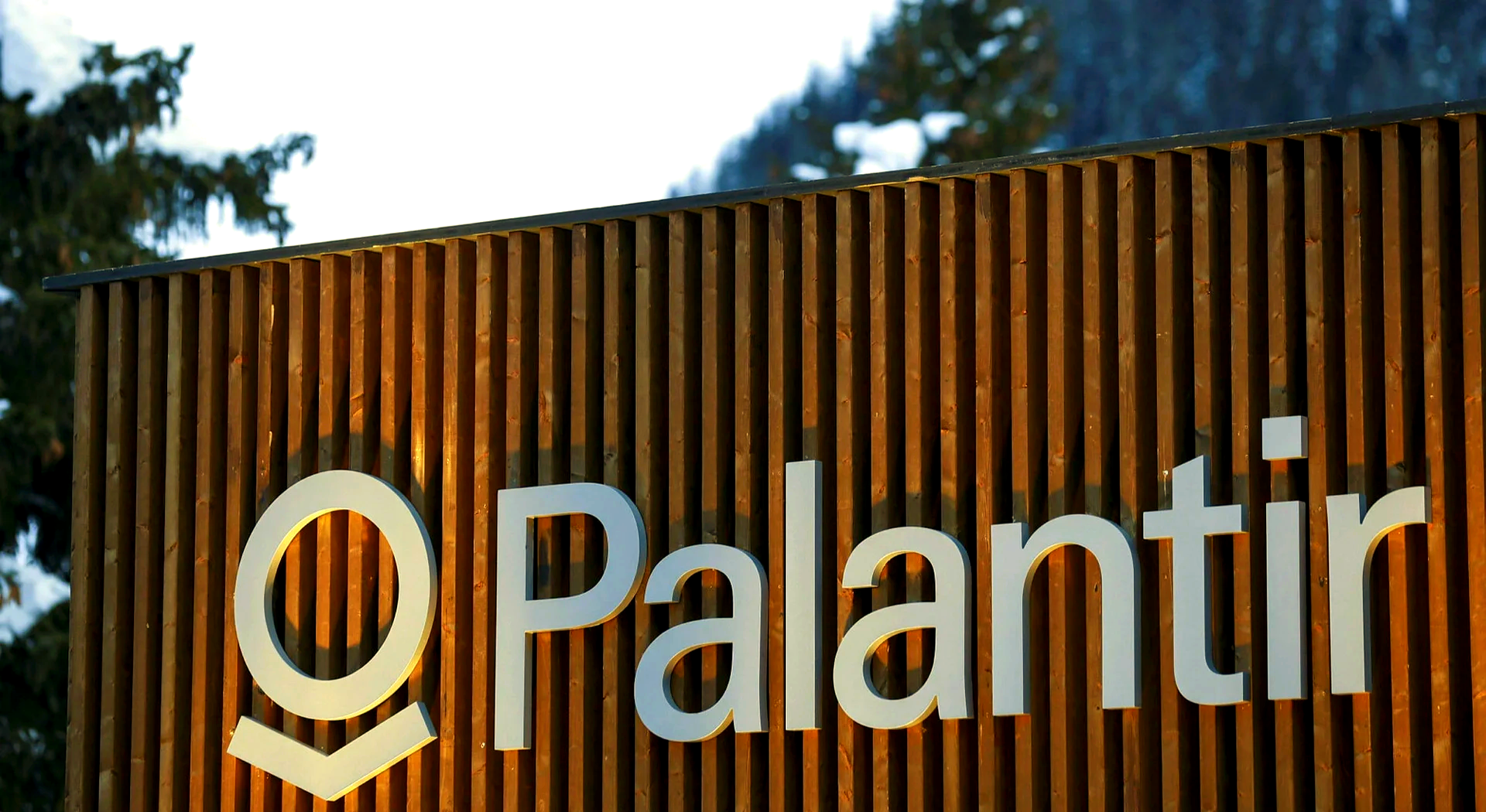Palantir大幅上调全年预期，CEO直言商业需求“非同寻常”