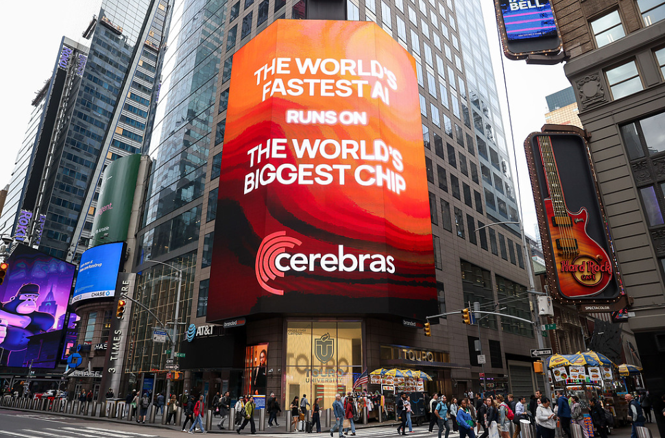 Cerebras核心营收2.1亿美元，同比增长103%
