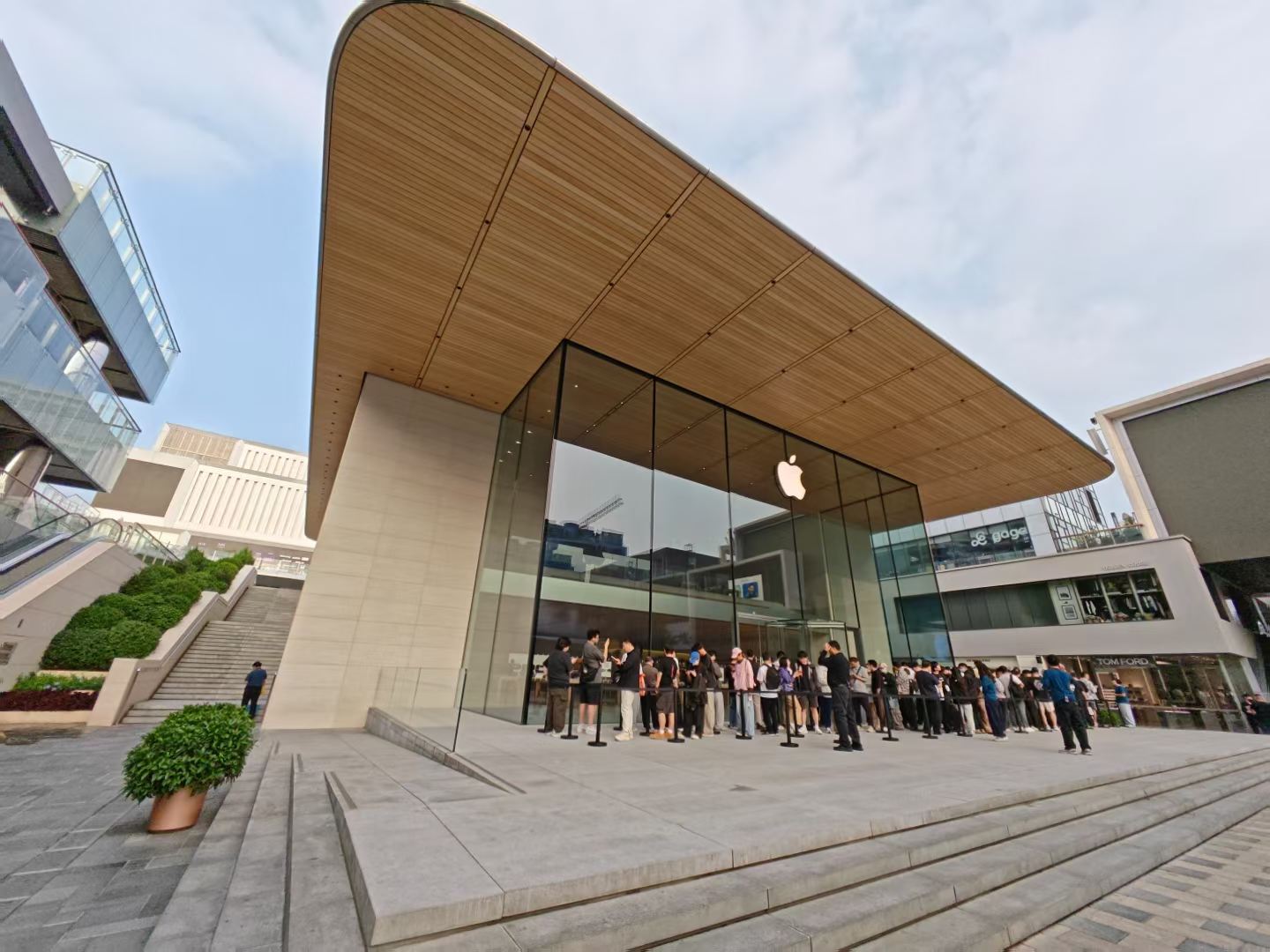 iPhone 18 Pro首发日探访：Pro破发，Max加价600元